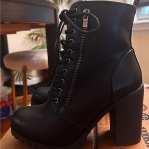 DREAM PAIRS, size 7, chunky heeled boots